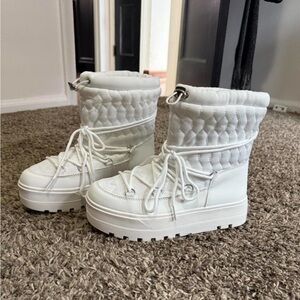 JustFab White Quilted Winter Ski Boots